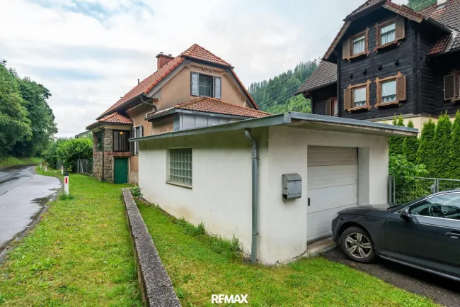 Hausansicht mit Garage