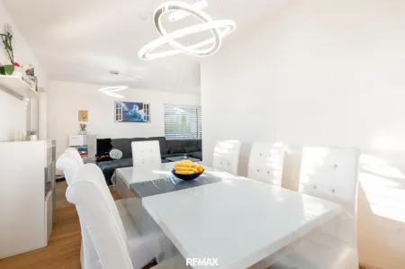 Essbereich mit Blick in das Wohnzimmer