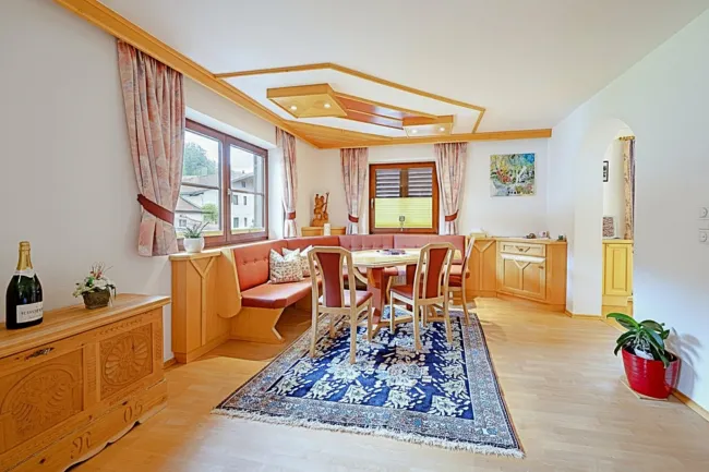 PREISREDUKTION! Charmantes Haus mit Einliegerwohnung und großem Grundstück in idyllischer Lage - Bild