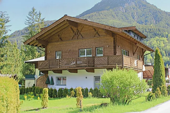 Großzügiges Haus mit Einliegerwohnung am Fuße der Loferer Steinberge - Titelbild