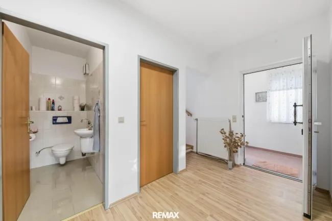 Großzügige Liegenschaft mit Garten, Garage & Terrasse! - Bild