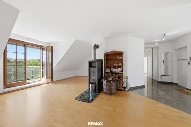 Großzügige Wohnung mit Balkon und 2 PKW-Stellplätze: Wohnen in zentraler Lage von Hollabrunn! - Bild
