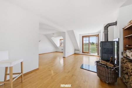 Großzügige Wohnung mit Balkon und 2 PKW-Stellplätze: Wohnen in zentraler Lage von Hollabrunn!