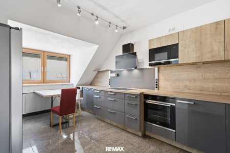 Großzügige Wohnung mit Balkon und 2 PKW-Stellplätze: Wohnen in zentraler Lage von Hollabrunn!