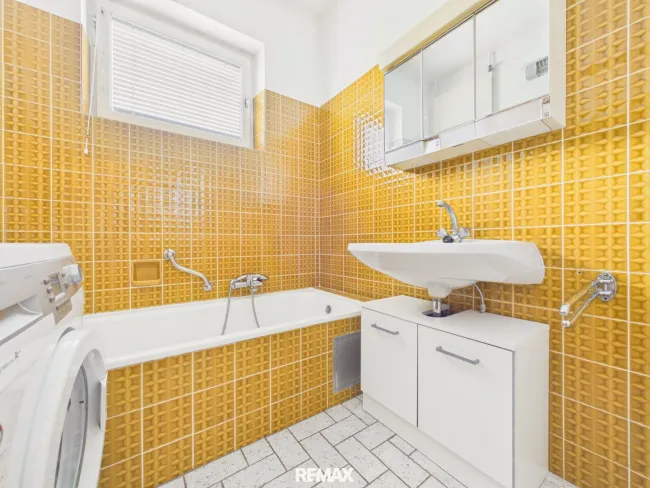 Bad mit Badewanne/Dusche
