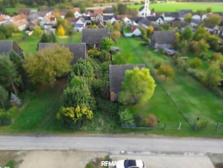 Zwei Wohnbereiche unter einem Dach – großes Haus mit Garten & Nebengebäuden