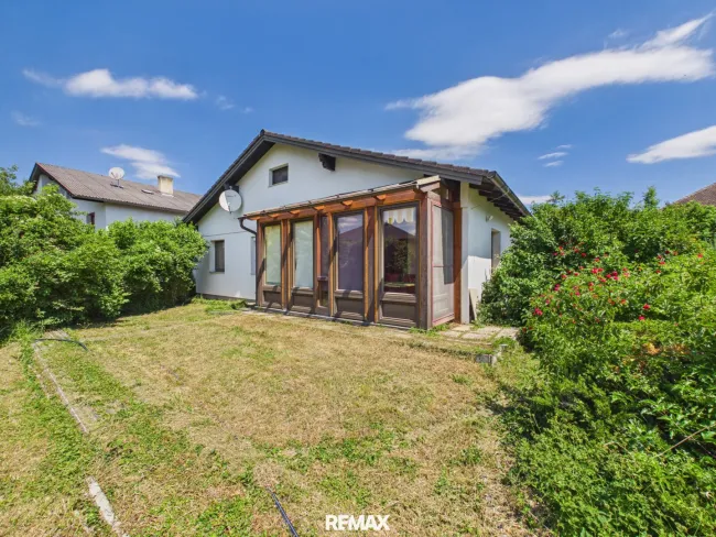Renovierungsbedürftiger Bungalow mit großem Grundstück - Titelbild