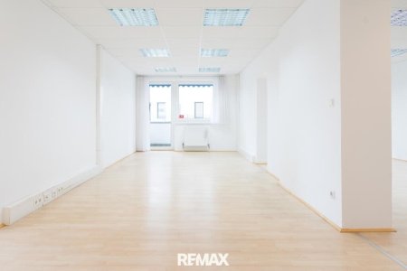 offen gestaltete Bürofläche mit Loggia