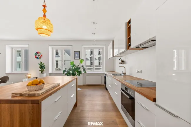 Mitten im Zentrum: Stilvolles Altbaujuwel mit ruhiger Balkon-Oase - Titelbild
