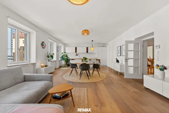 Mitten im Zentrum: Stilvolles Altbaujuwel mit ruhiger Balkon-Oase - Bild