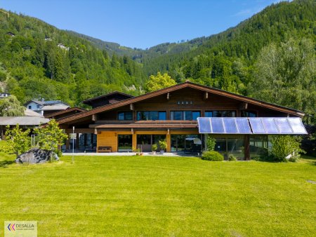 Weitläufiges, saniertes Anwesen mit Hallenbad und Panoramablick in Ruhelage