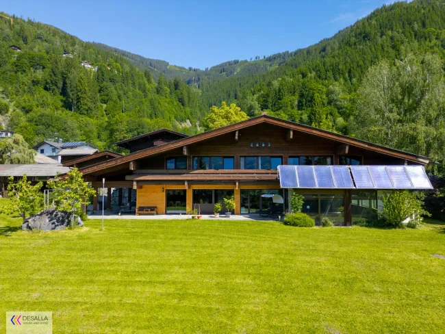 Weitläufiges, saniertes Anwesen mit Hallenbad und Panoramablick in Ruhelage - Bild