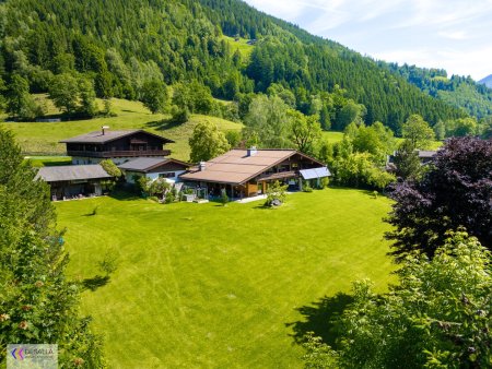 Weitläufiges, saniertes Anwesen mit Hallenbad und Panoramablick in Ruhelage
