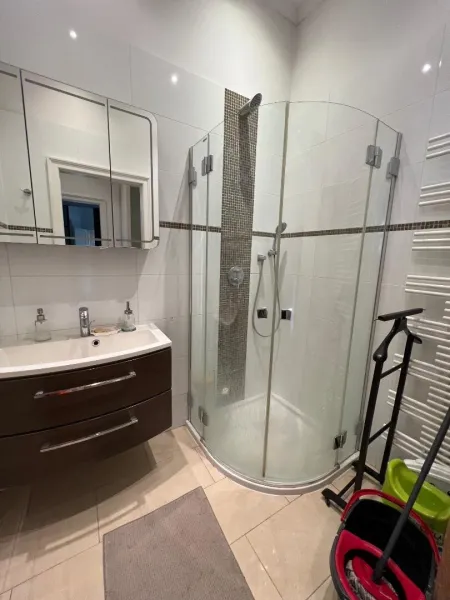 Ebene 1 (Top 10, 1. OG): Badezimmer