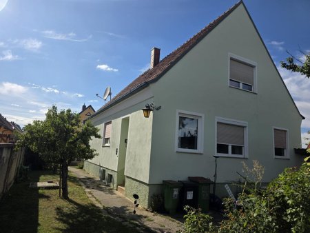 01_Aussenansicht_Haus3.jpg – Außenansicht mit Vorg