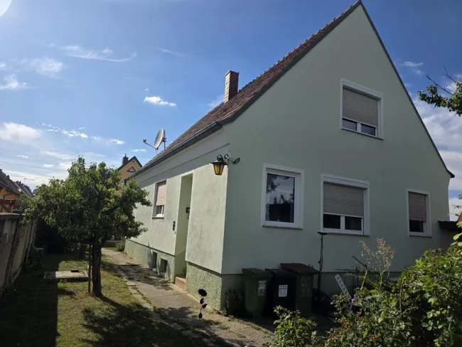 01_Aussenansicht_Haus1.jpg – Außenansicht mit Vorg