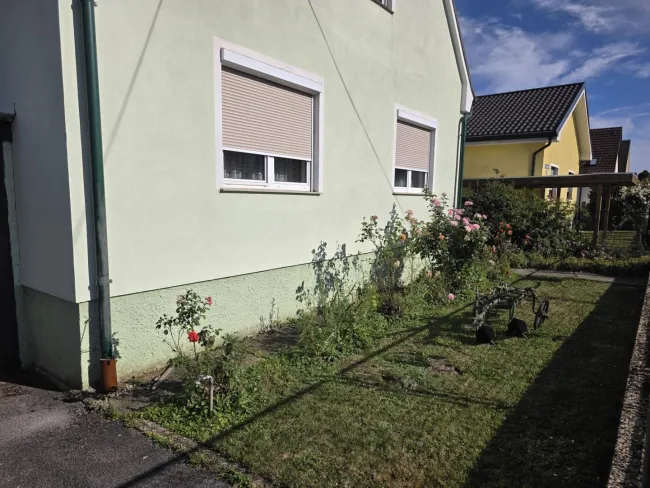 01_Aussenansicht_Haus1.jpg – Außenansicht mit Vorg
