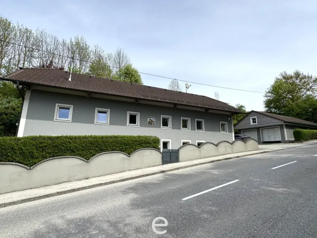 Großzügiges Einfamilienhaus mit XXL-Doppelgarage & viel Potential in Steinerkirchen an der Traun - Titelbild