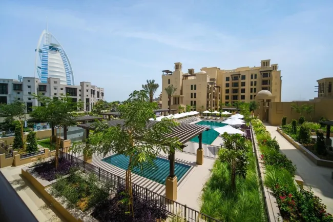 Leben im grünen Paradies gegenüber dem Burj Al Arab - Bild