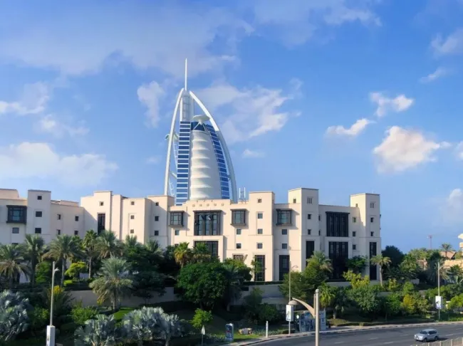 Leben im grünen Paradies gegenüber dem Burj Al Arab - Titelbild