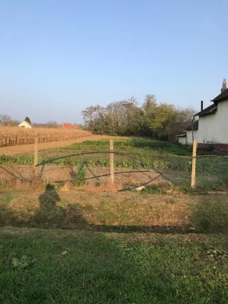 Baugrundstück im südöstlichen Hügelland des Balatons zu verkaufen - Titelbild