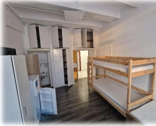 8-stöckiges Wohnheim in Budapest als interessantes Investment zu verkaufen - Titelbild