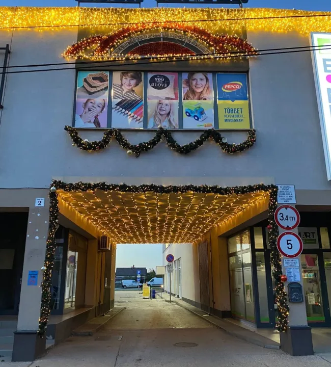Einkaufszentrum in Westungarn – Verkauf durch österreichische GmbH - Titelbild