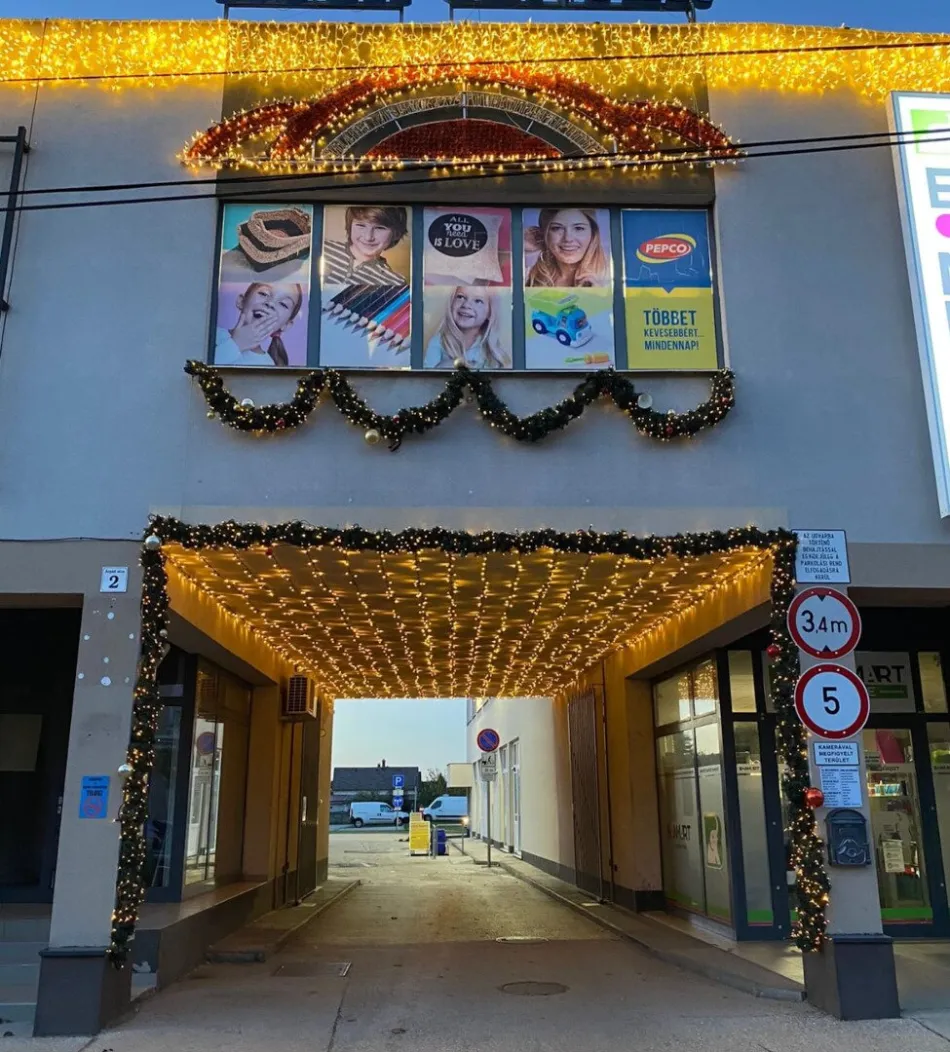 Einkaufszentrum in Westungarn – Verkauf durch österreichische GmbH - Titelbild