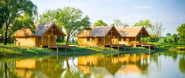 Privates See-Resort mit 3 Ferienhäusern – exklusives Investmentobjekt in Westungarn - Titelbild