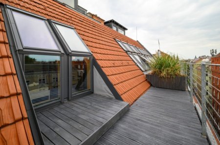 4-ZIMMER-DACHGESCHOSSWOHNUNG IM 8. BEZIRK VON BUDAPEST ZU VERKAUFEN