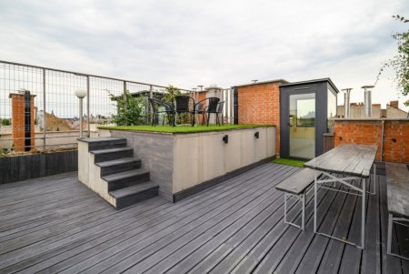4-ZIMMER-DACHGESCHOSSWOHNUNG IM 8. BEZIRK VON BUDAPEST ZU VERKAUFEN