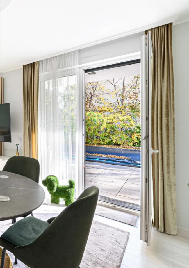 LUXUSWOHNUNG MIT PRIVATGARTEN & POOL - Bild
