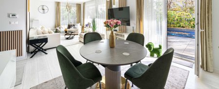 LUXUSWOHNUNG MIT PRIVATGARTEN & POOL