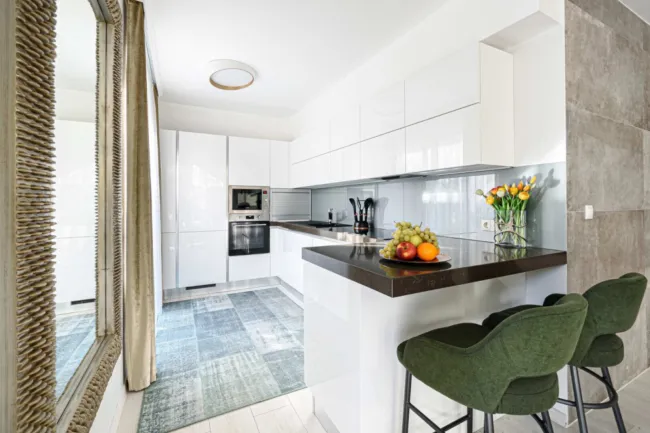 LUXUSWOHNUNG MIT PRIVATGARTEN & POOL - Bild