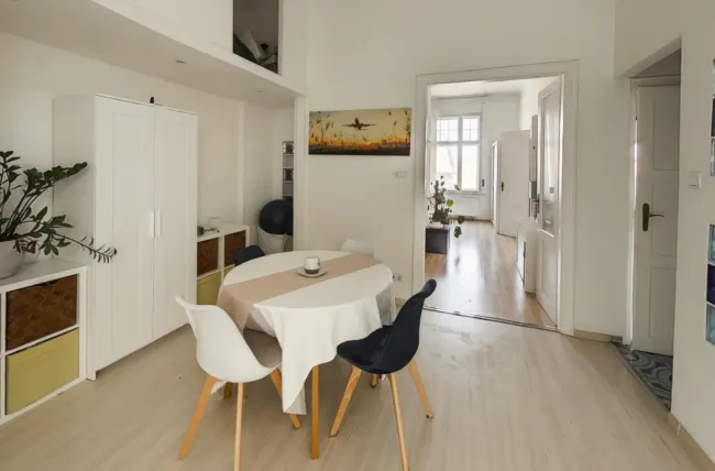 Geräumige 3-Zimmer-Loftwohnung im Corvin-Viertel – Budapest, 8. Bezirk - Bild
