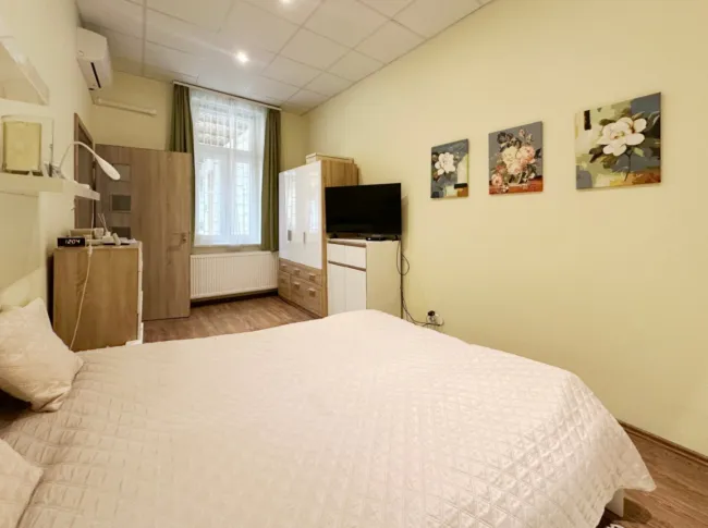 Sonnige 2 Zimmer Wohnung, 69 m² – Palastviertel, 8. Bezirk - Bild