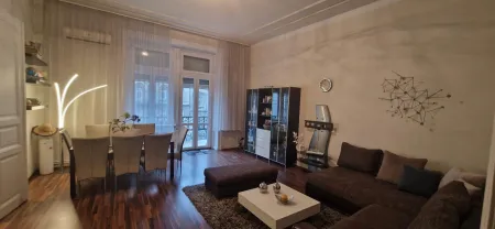 Altbauwohnung mit Balkon im Palotanegyed in Budapest zum Verkauf
