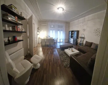 Altbauwohnung mit Balkon im Palotanegyed in Budapest zum Verkauf