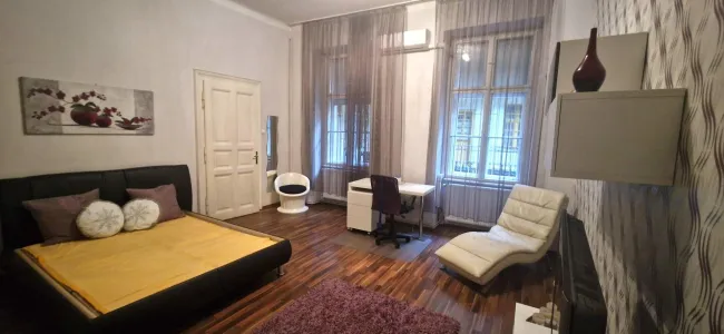 Altbauwohnung mit Balkon im Palotanegyed in Budapest zum Verkauf - Bild