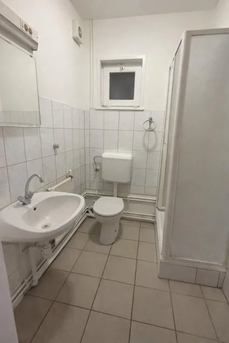 Sanitärbereich mit Dusche und WC
