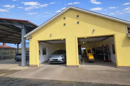 Gebäudekomplex mit Hallen- und Lager