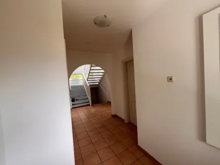 Innen_EG_1_1_Eingang_Vorzimmer.jpg