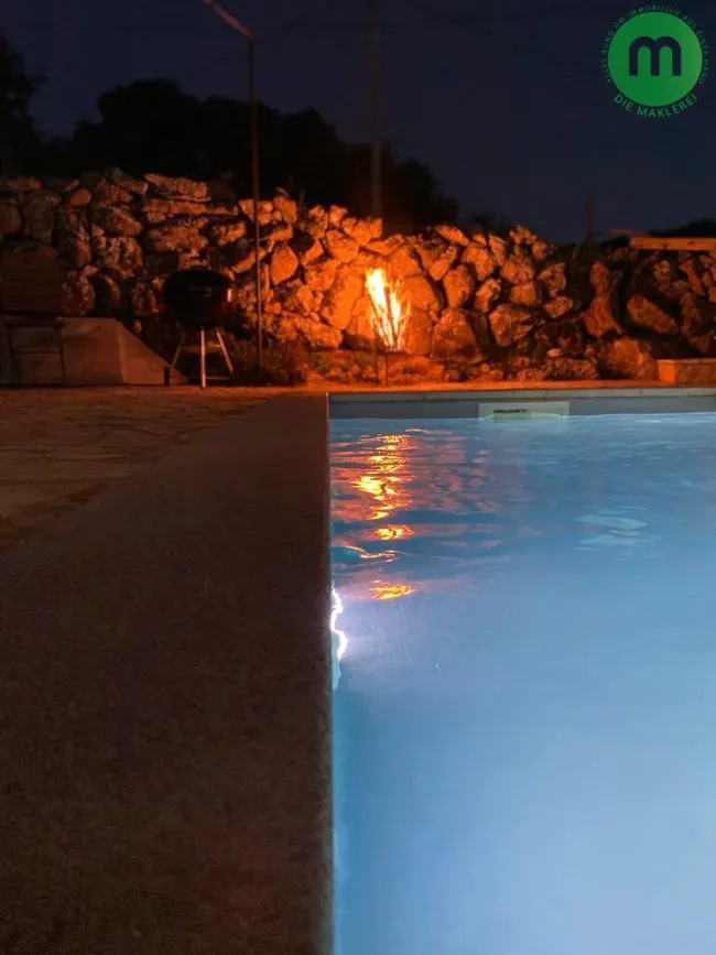 Poolbereich bei Nacht