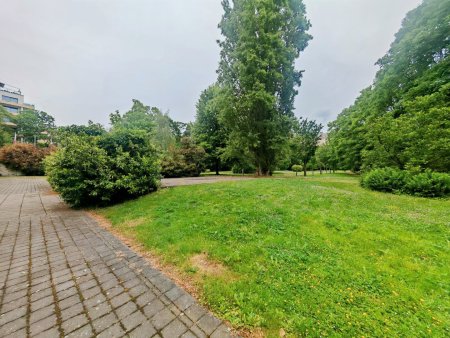 Hauseigene Parkanlage mit Spielplatz