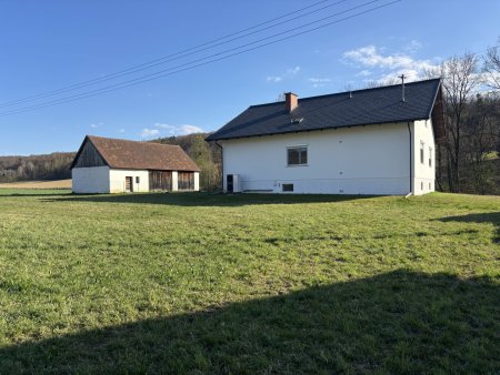 Neustift b.GS....schicker Bungalow mit ca. 130 m2 Wfl. in beschaulicher und ruhiger Dorfrandlage mit ca. 4.150 m2 arrondiertem Grundstück !!