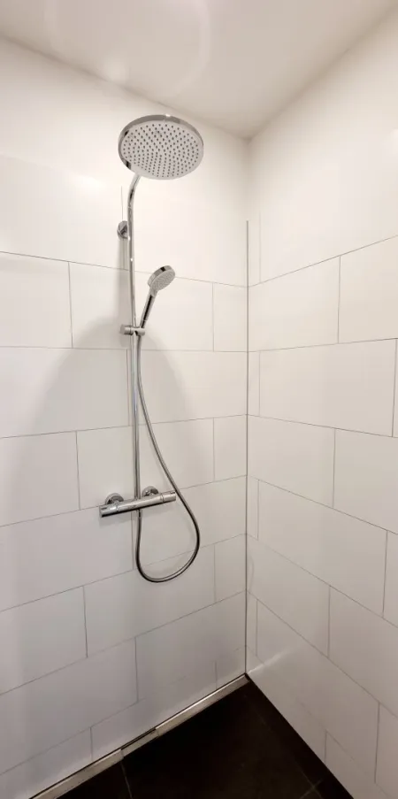 Verflieste Dusche mit Geberit Duschrinne Metall gebürstet