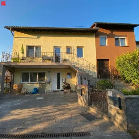 Technik & Lifestyle: Zweifamilienhaus mit PV & Wellness