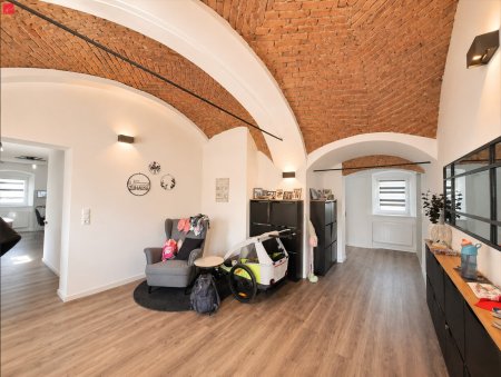 Voll saniert auf 3.175 m² – mit Gewölbekeller & Nebengebäude