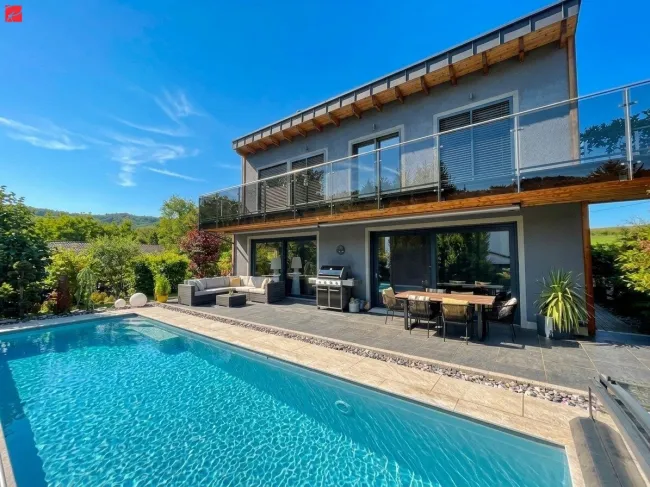 Exklusives Einfamilienhaus mit Swimmingpool - Titelbild