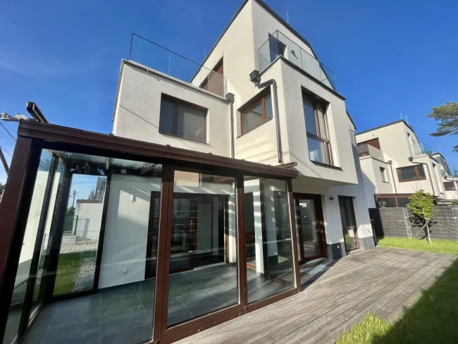 Traumhaftes Einfamilienhaus in Wien mit Garten, Terrassen und Stellplatz - Bild